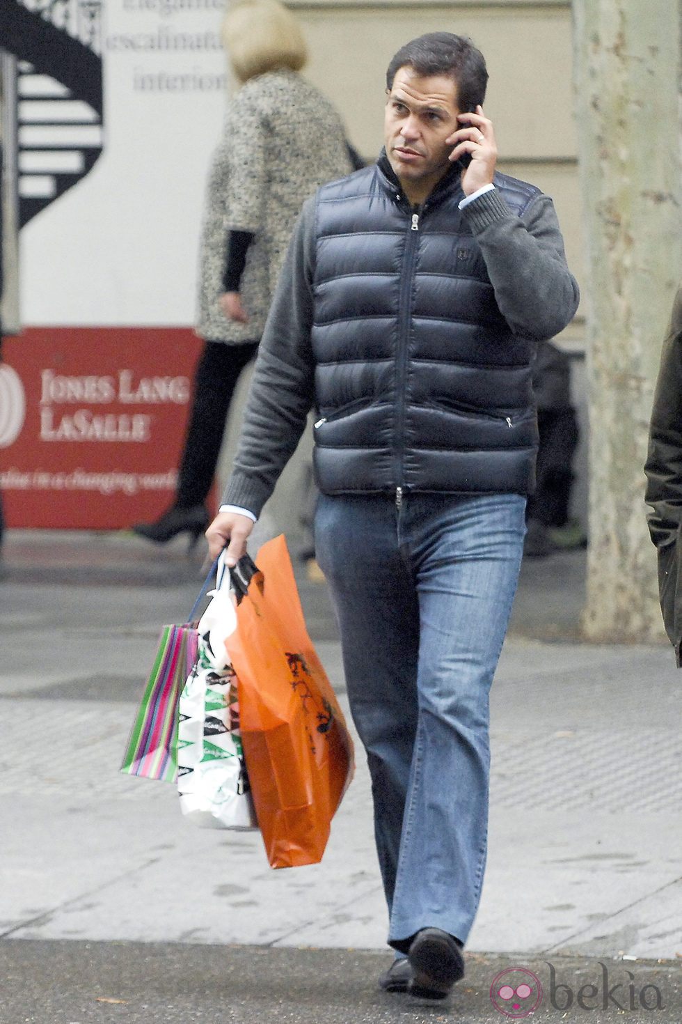 Luis Alfonso de Borbón paseando por las calles de Madrid