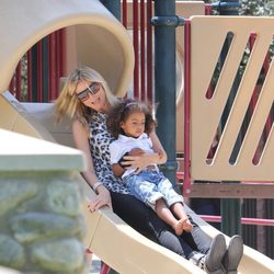 Heidi Klum se divierte con sus hijos en el parque