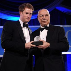 Colin Powell entrega el Atlantic Council's 2012 al Príncipe Harry