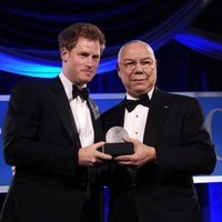 Colin Powell entrega el Atlantic Council's 2012 al Príncipe Harry
