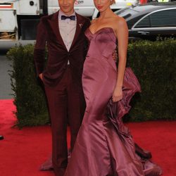 Zac Posen y Amber Heard en la alfombra roja de la Gala del MET 2012