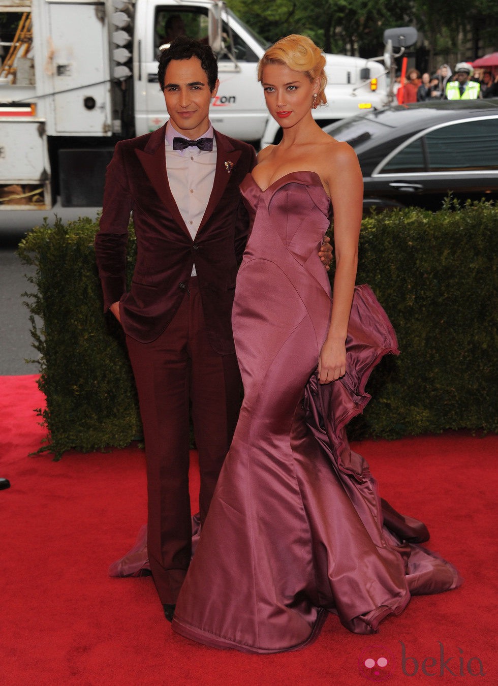Zac Posen y Amber Heard en la alfombra roja de la Gala del MET 2012