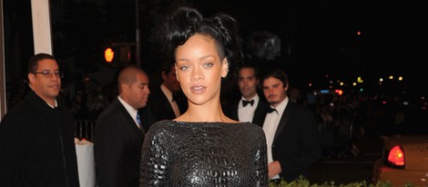 Rihanna en la alfombra roja de la Gala del MET 2012