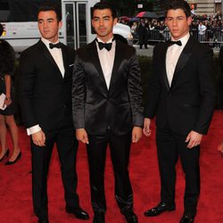 Nick Jonas, Kevin Jonas y Joe Jonas en la alfombra roja de la Gala del MET 2012