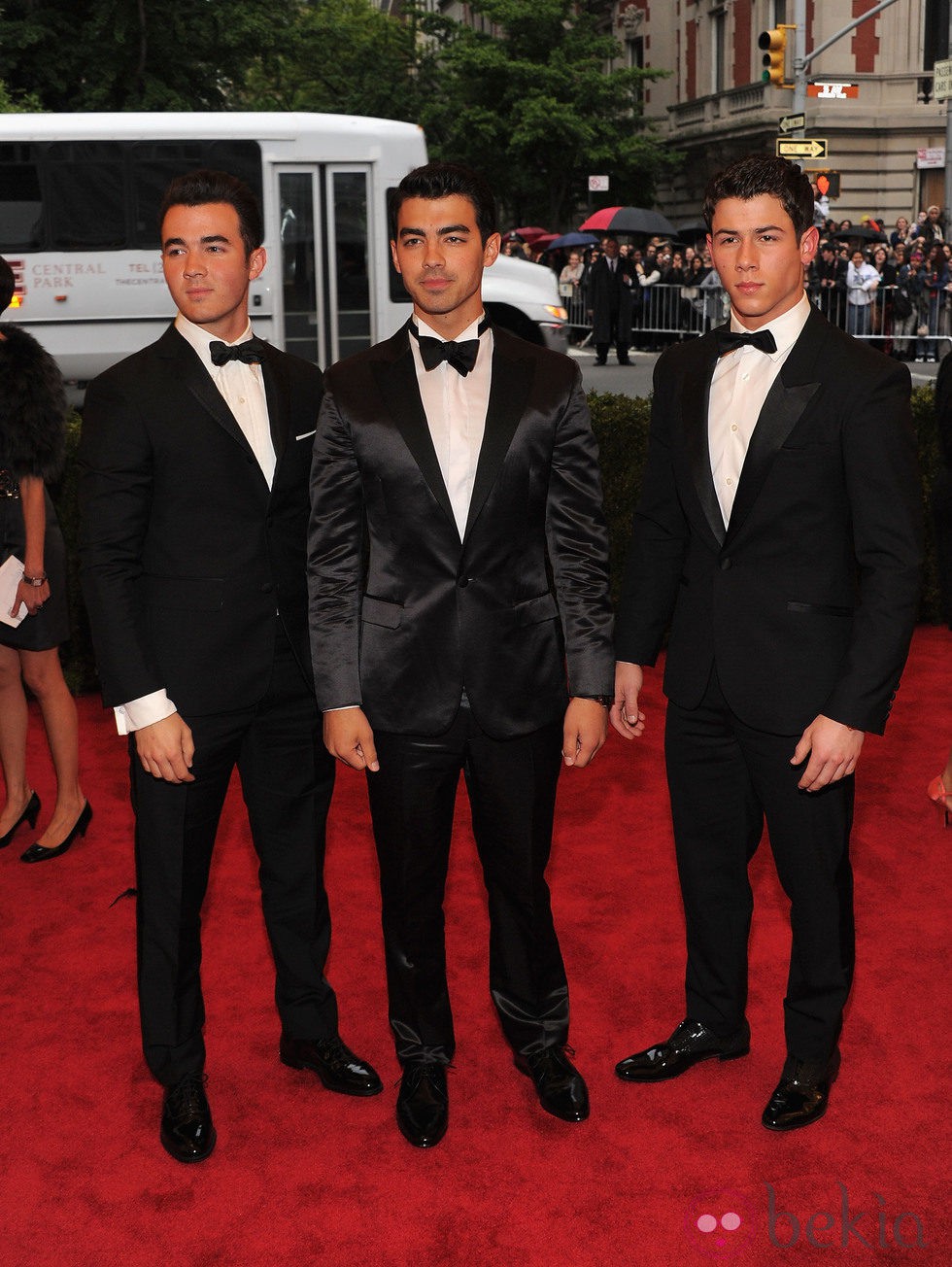 Nick Jonas, Kevin Jonas y Joe Jonas en la alfombra roja de la Gala del MET 2012