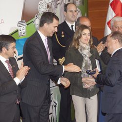 Los Príncipes entregan la Medalla de Oro de la Cruz Roja a Benigno Moreno