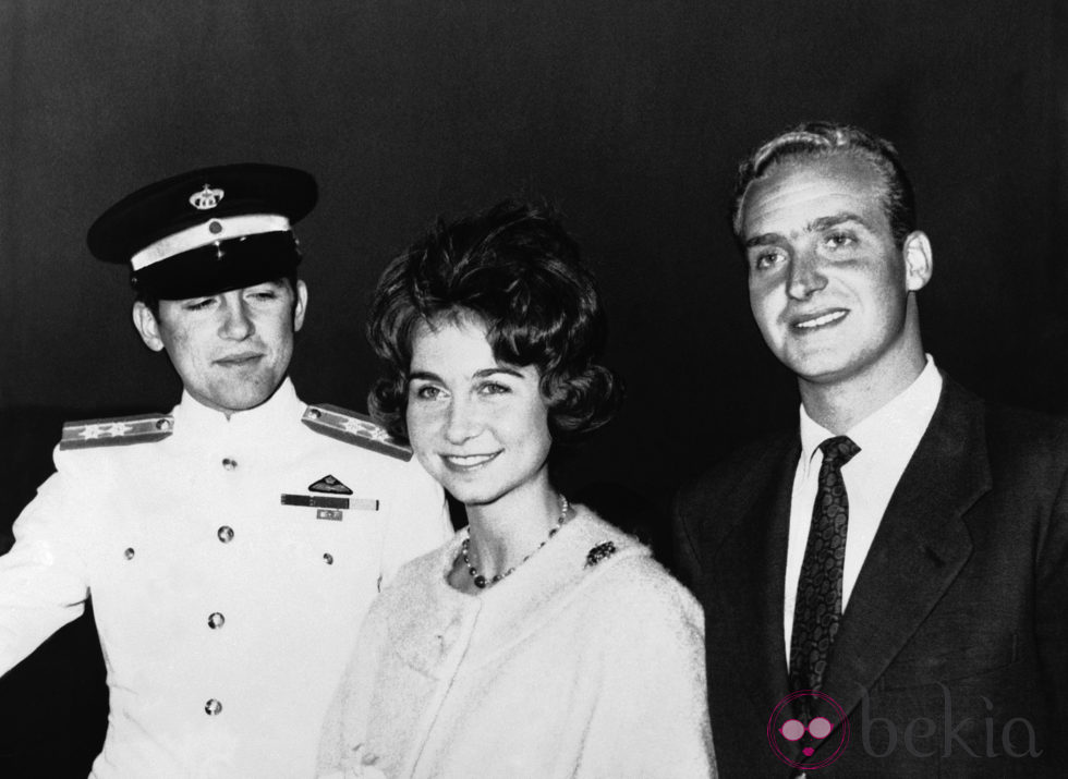 Don Juan Carlos y Doña Sofía con Constantino de Grecia en 1961