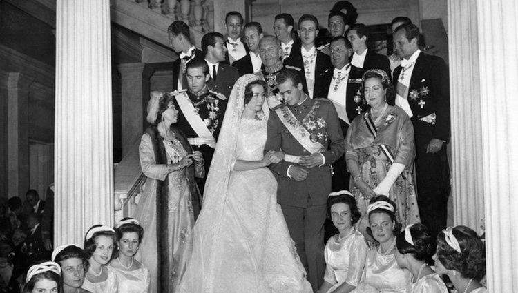 Los Reyes Juan Carlos y Sofía con su familia el día de su boda en 1962