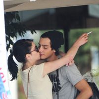 Andrea Duro y Joel Bosqued besándose