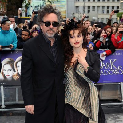Tim Burton y Helena Bonham Carter en el estreno de 'Dark Shadows' en Los Angeles