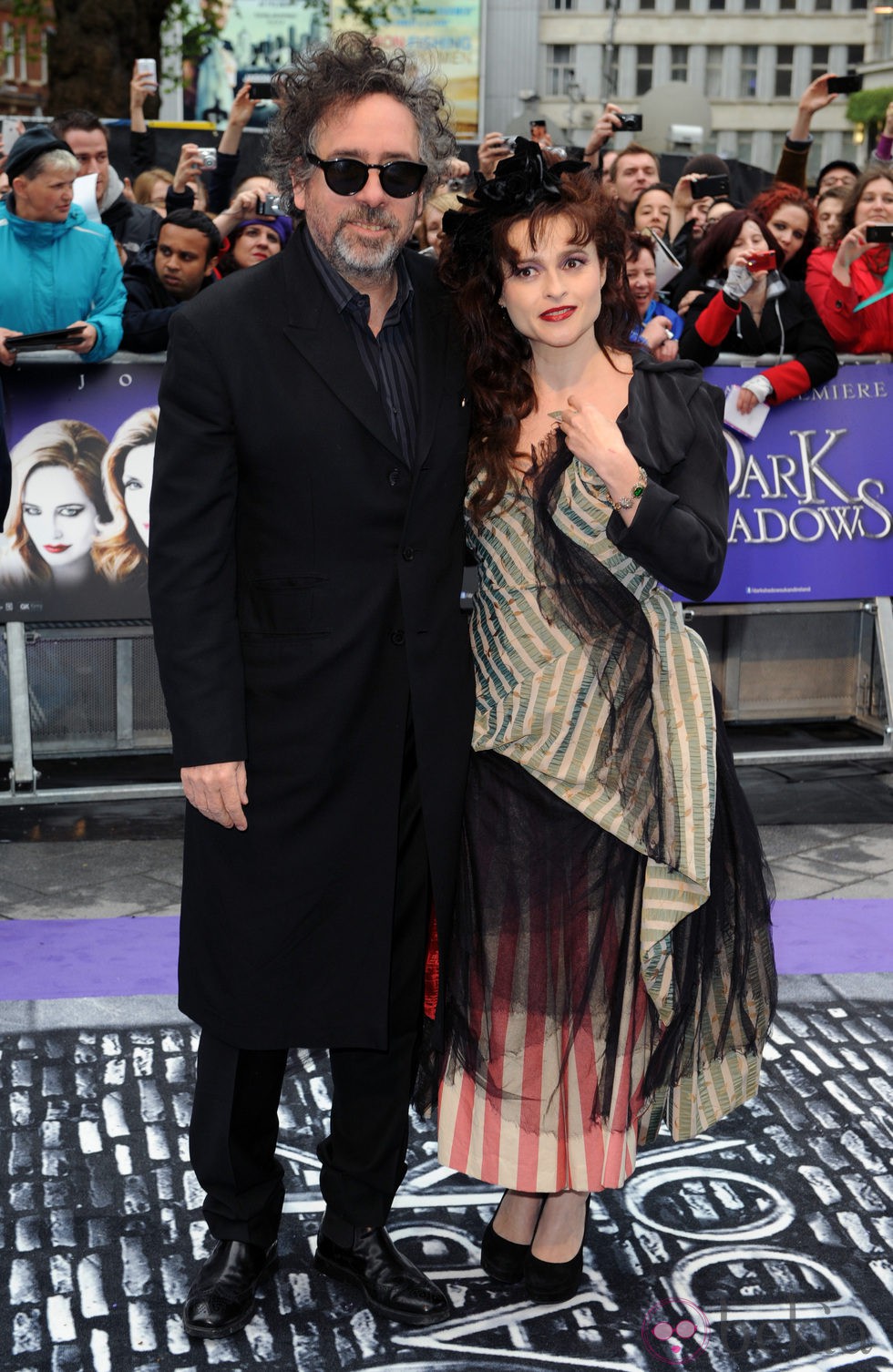 Tim Burton y Helena Bonham Carter en el estreno de 'Dark Shadows' en Los Angeles