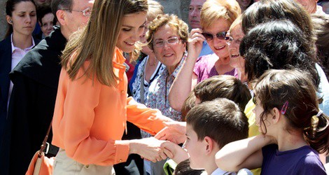 La Princesa de Asturias saluda a unos niños en el Monasterio de Yuso