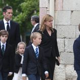 La infanta Cristina, Iñaki Urdangarín y sus cuatro hijos en el funeral de Juan Mari Urdangarín