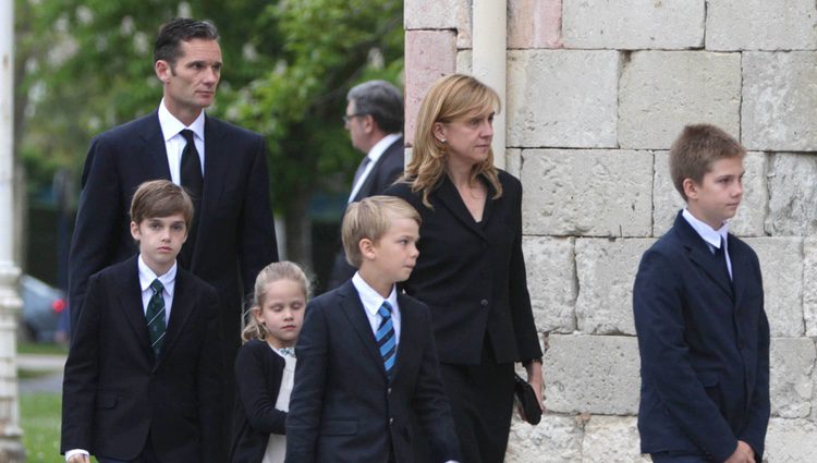 La infanta Cristina, Iñaki Urdangarín y sus cuatro hijos en el funeral de Juan Mari Urdangarín