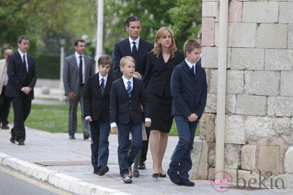 Los Duques de Palma y sus hijos en el funeral del padre de Iñaki Urdangarin