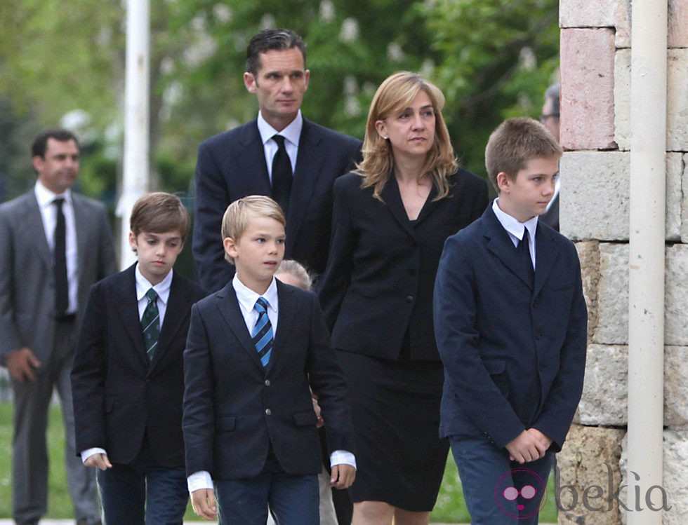 Pablo, Miguel, Irene, Juan e Iñaki Urdangarín junto a la infanta Cristina en el funeral de Juan Mari Urdangarin