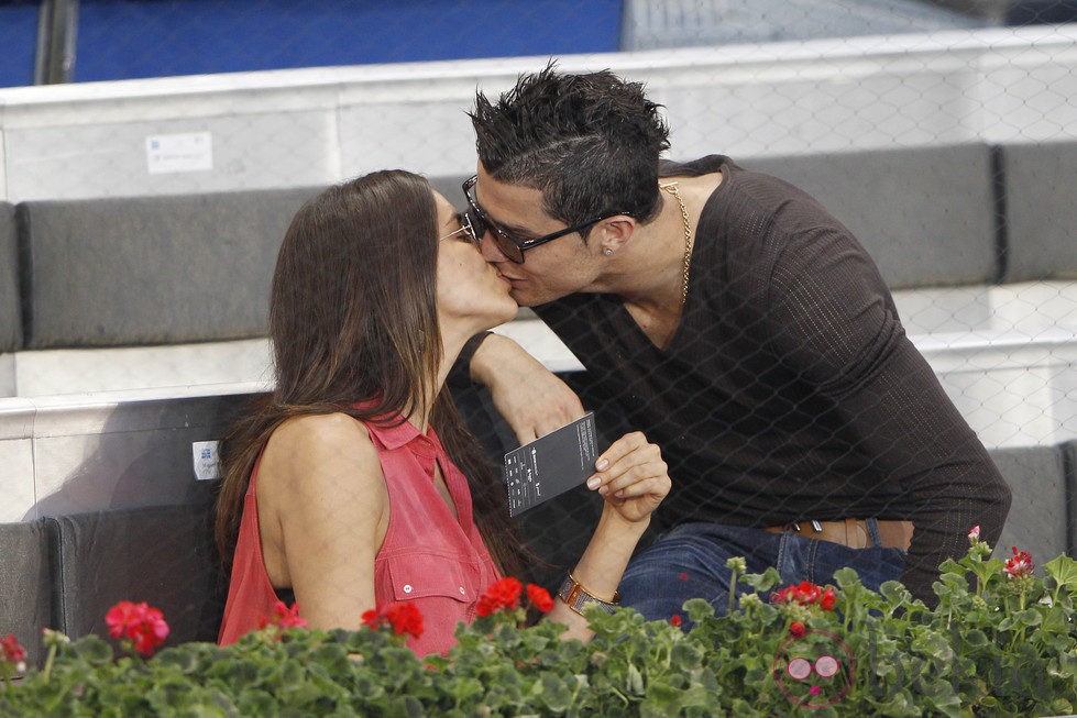 Irina Shayk y Cristiano Ronaldo se dan un beso en el Masters Open 2012 de tenis