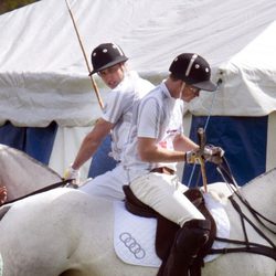 Los Príncipe Guillermo y Enrique de Inglaterra jugando al polo en Ascot