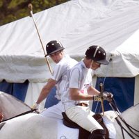 Los Príncipe Guillermo y Enrique de Inglaterra jugando al polo en Ascot