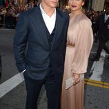 Jennifer Lopez y Casper Smart en el estreno de 'Qué esperar cuando estás esperando' en Los Angeles