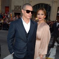Jennifer Lopez y Casper Smart en el estreno de 'Qué esperar cuando estás esperando' en Los Angeles