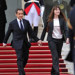 Nicolas Sarkozy y Carla Bruni abandonan el Elíseo cogidos de la mano