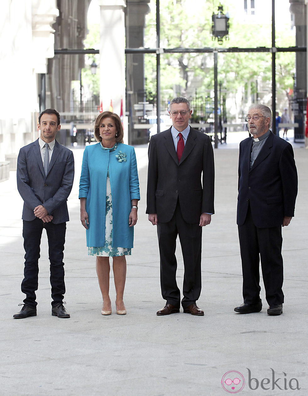Alejandro Amenábar y Ana Botella, Alberto Ruiz Gallardón y el Padre Garralda en la entrega de las Medallas de Madrid
