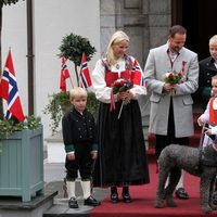 Los Príncipes Haakon y Mette-Marit y sus hijos en el Día Nacional de Noruega