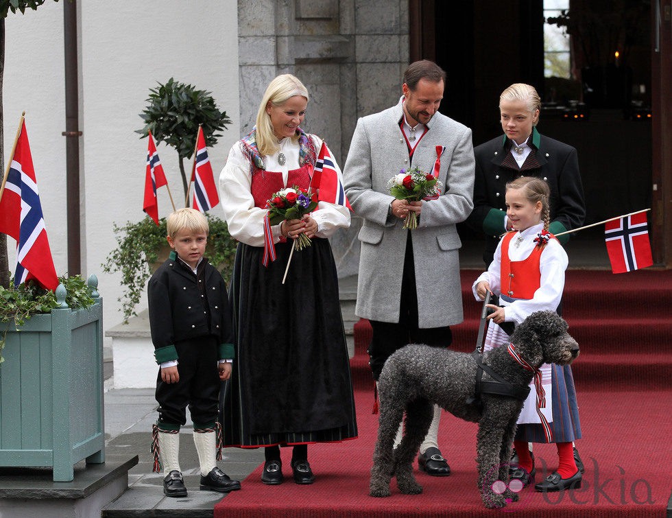Los Príncipes Haakon y Mette-Marit y sus hijos en el Día Nacional de Noruega