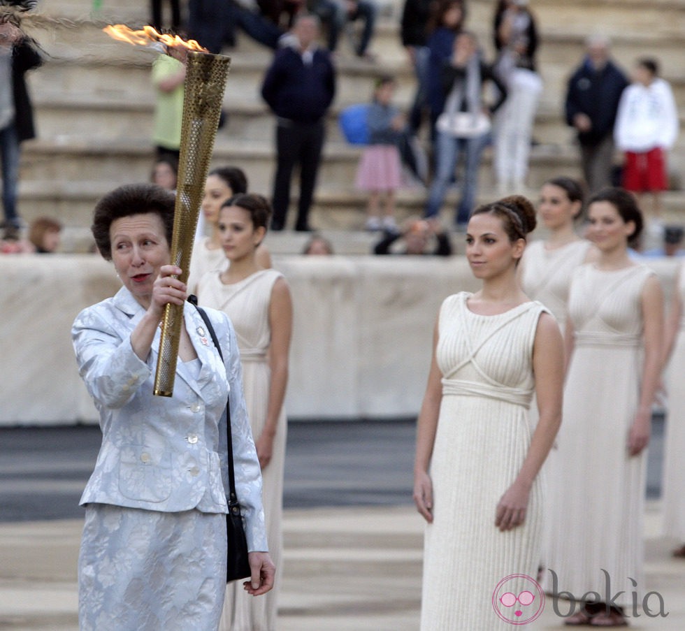 La Princesa Ana de Inglaterra con la antorcha olímpica en Grecia