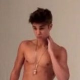 Justin Bieber posa sin camiseta