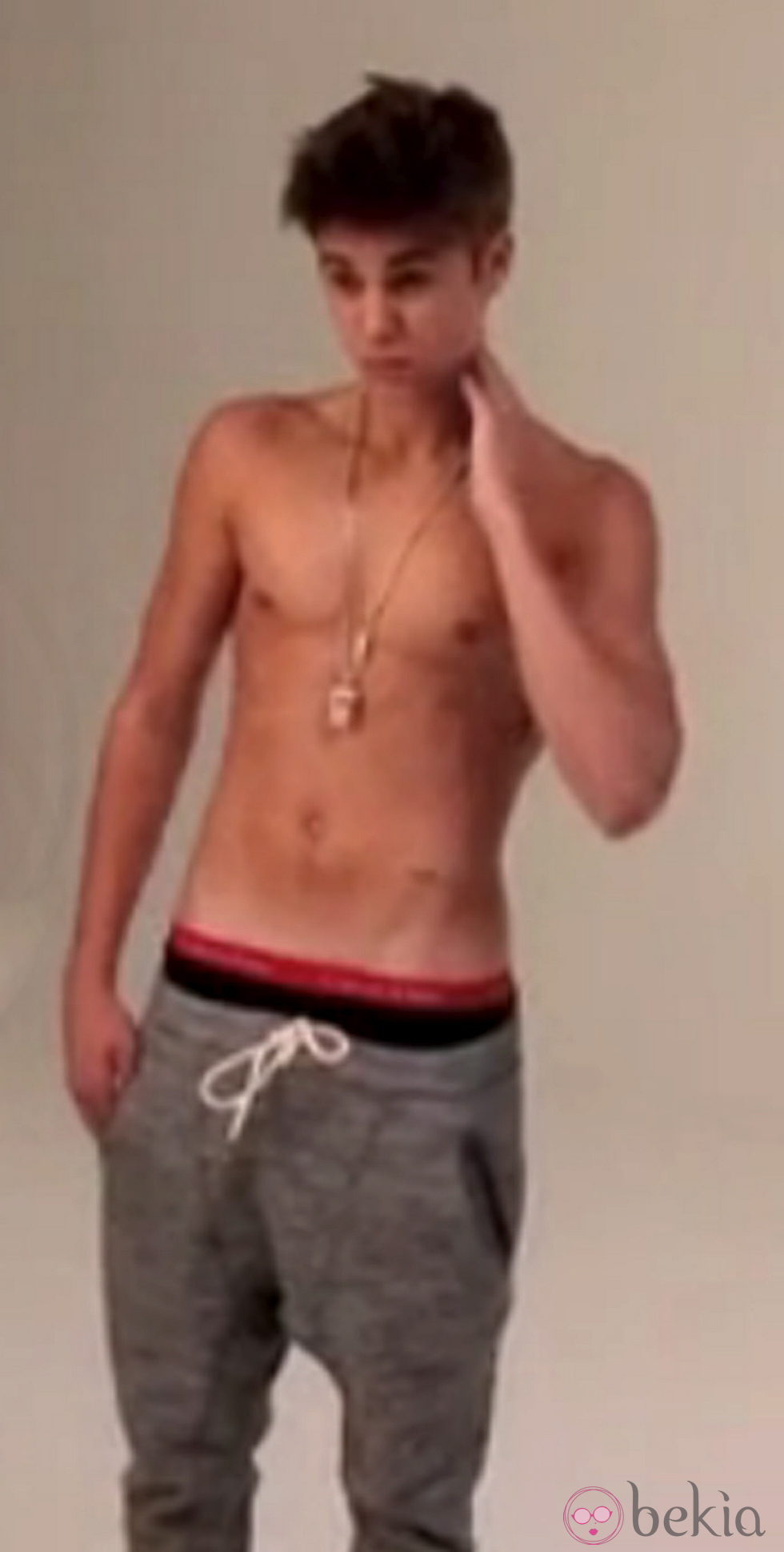 Justin Bieber posa sin camiseta