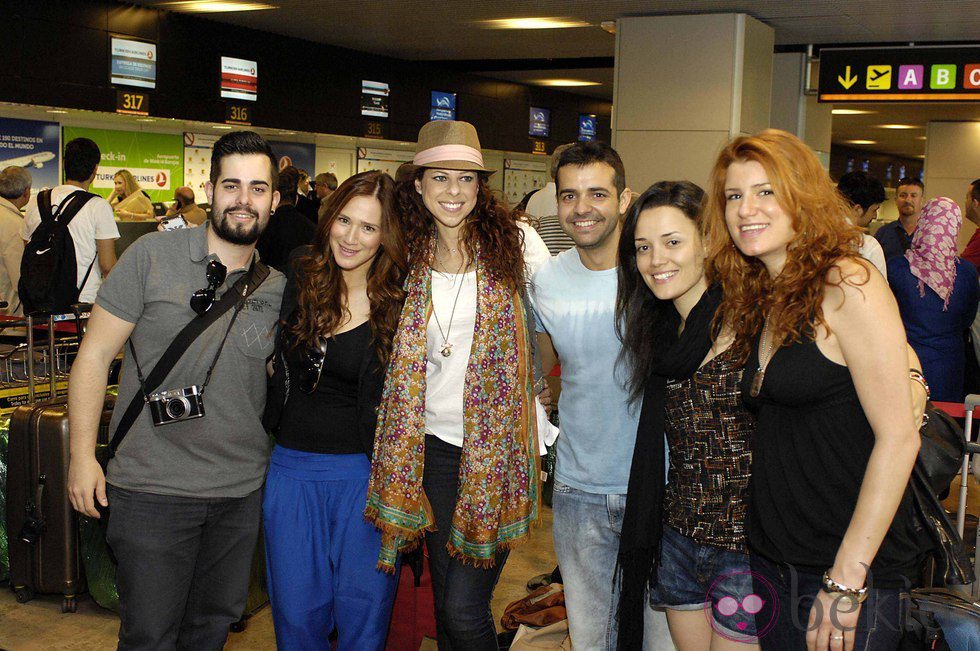 Pastora Soler en el aeropuerto de Barajas de camino al Festival de Eurovisión 2012