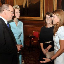 Las Princesas de York conversan con los Príncipes de Mónaco en Windsor