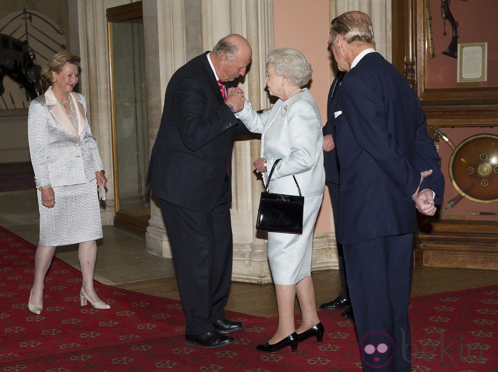 Los Reyes de Noruega saludan a la Reina Isabel y al Duque de Edimburgo