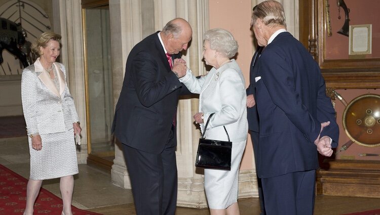 Los Reyes de Noruega saludan a la Reina Isabel y al Duque de Edimburgo