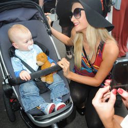 Paris Hilton saluda a un niño a su llegada a Cannes 2012