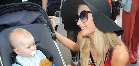 Paris Hilton saluda a un niño a su llegada a Cannes 2012