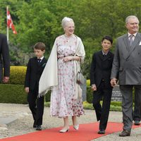 La Reina Margarita y el Príncipe Enrique con sus nietos Félix y Nicolás en el bautizo de Athena de Dinamarca