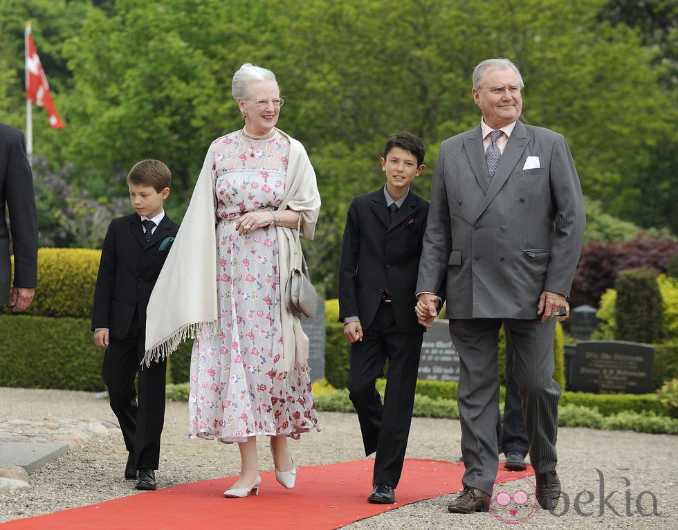 La Reina Margarita y el Príncipe Enrique con sus nietos Félix y Nicolás en el bautizo de Athena de Dinamarca