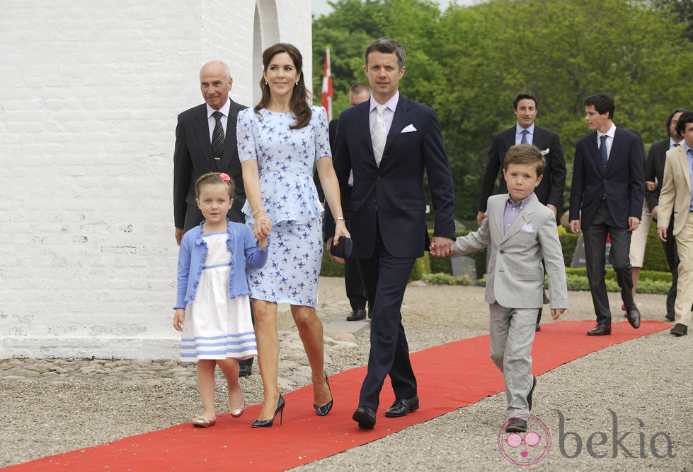 Los Príncipes Federico y Mary con sus hijos Christian e Isabel en el bautizo de Athena de Dinamarca