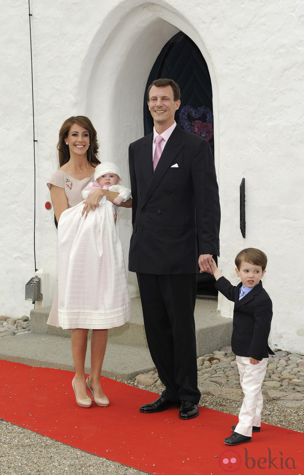 Joaquín y Marie de Dinamarca con sus hijos Enrique y Athena en el bautizo de la Princesa