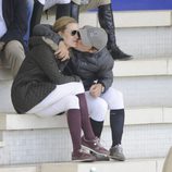 Sergio Álvarez besa a Marta Ortega en el Concurso de Saltos Internacional de Madrid
