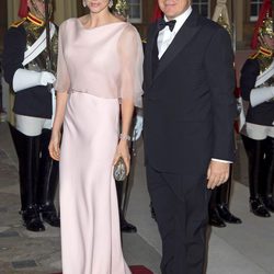 Los Príncipes de Mónaco en una cena de gala en Buckingham Palace