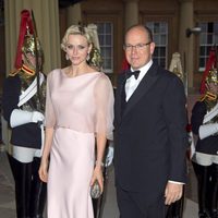 Los Príncipes de Mónaco en una cena de gala en Buckingham Palace