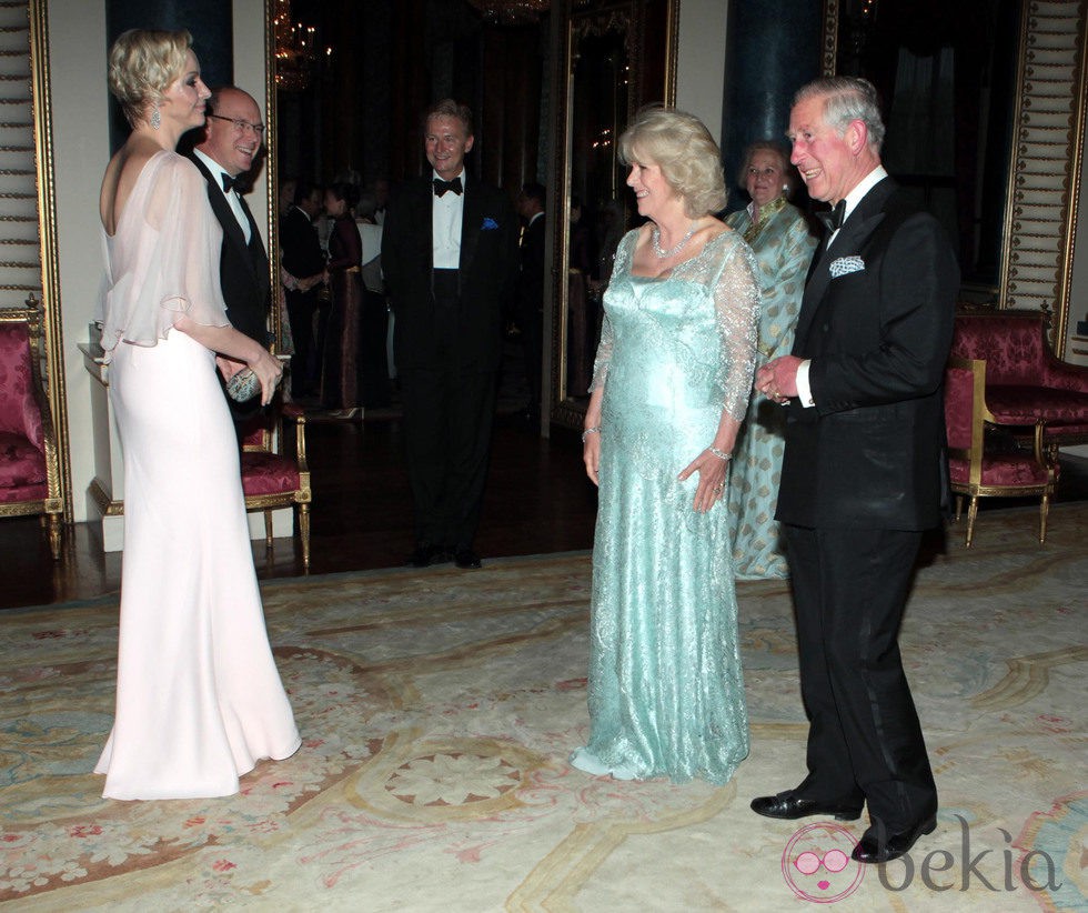 Carlos y Camilla reciben a los Príncipes de Mónaco en una cena de gala en Buckingham Palace