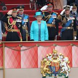 La Reina de Inglaterra y el Duque de Edimburgo en un desfile militar en Windsor