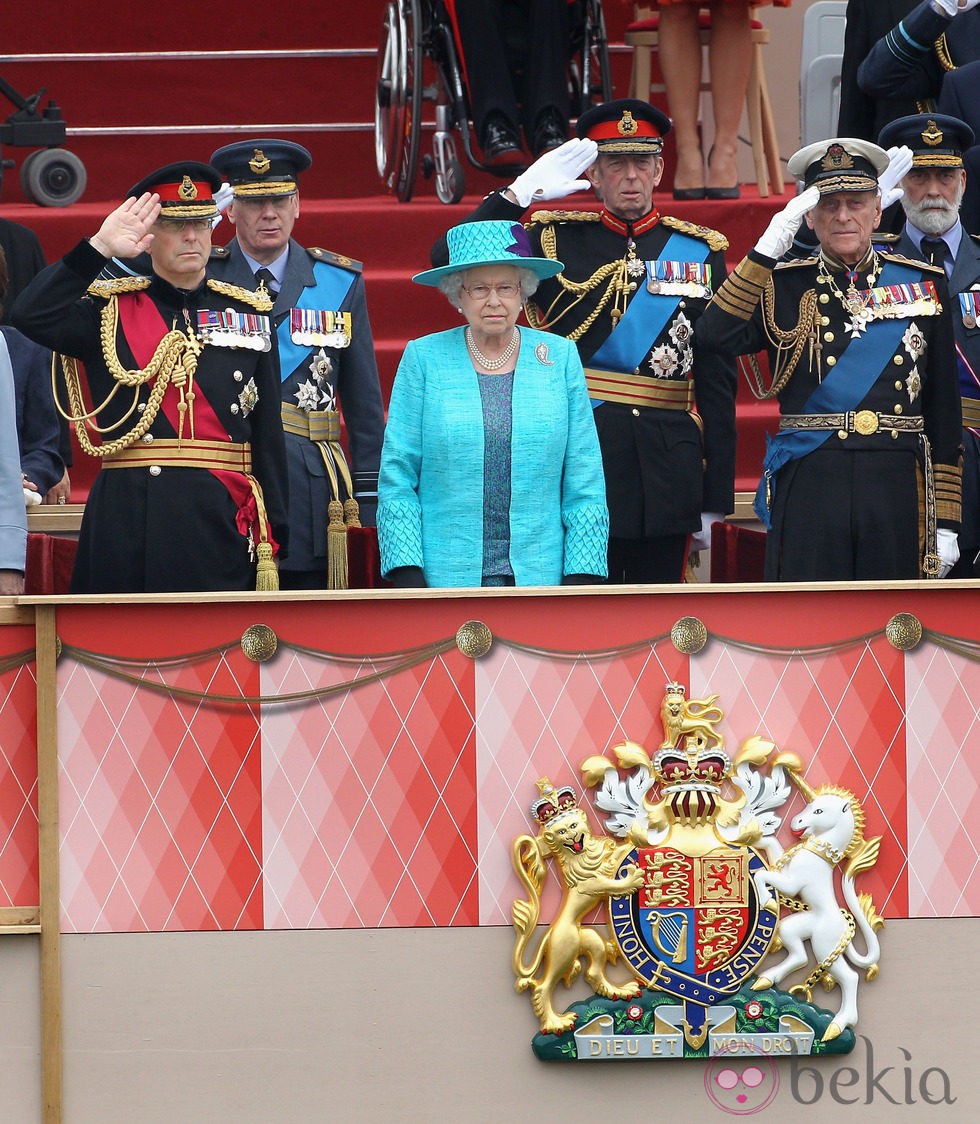 La Reina de Inglaterra y el Duque de Edimburgo en un desfile militar en Windsor
