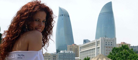 Pastora Soler en Bakú, ciudad de Eurovision 2012, con las Torres Flame de fondo