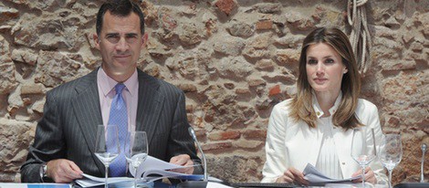 Los Príncipes Felipe y Letizia en una reunión en Figueres